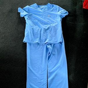 Men’s Figs XL top and XL bottoms